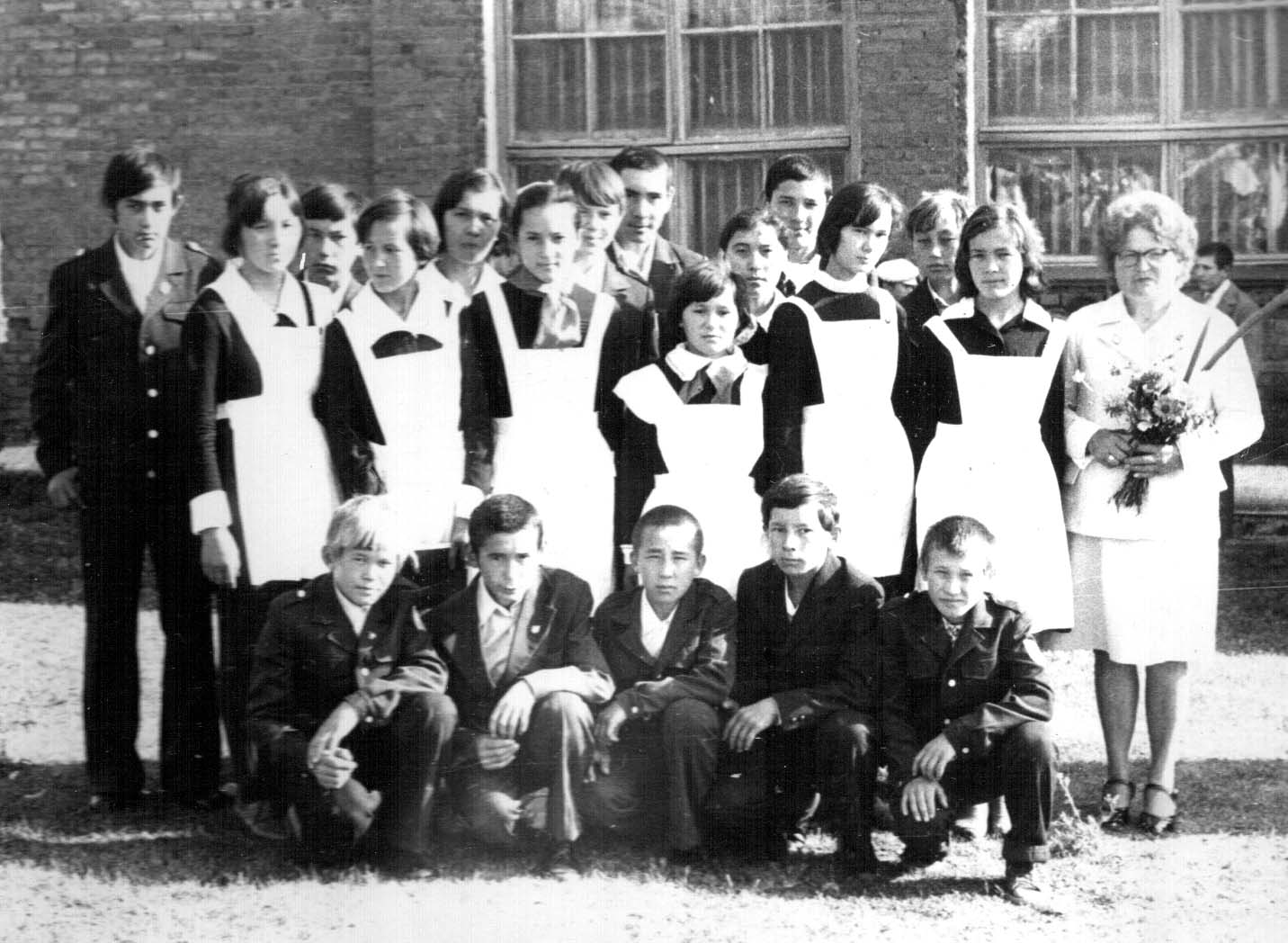 Одноклассники школа 15. Выпускники 1980 года Алтунинская средняя школа.